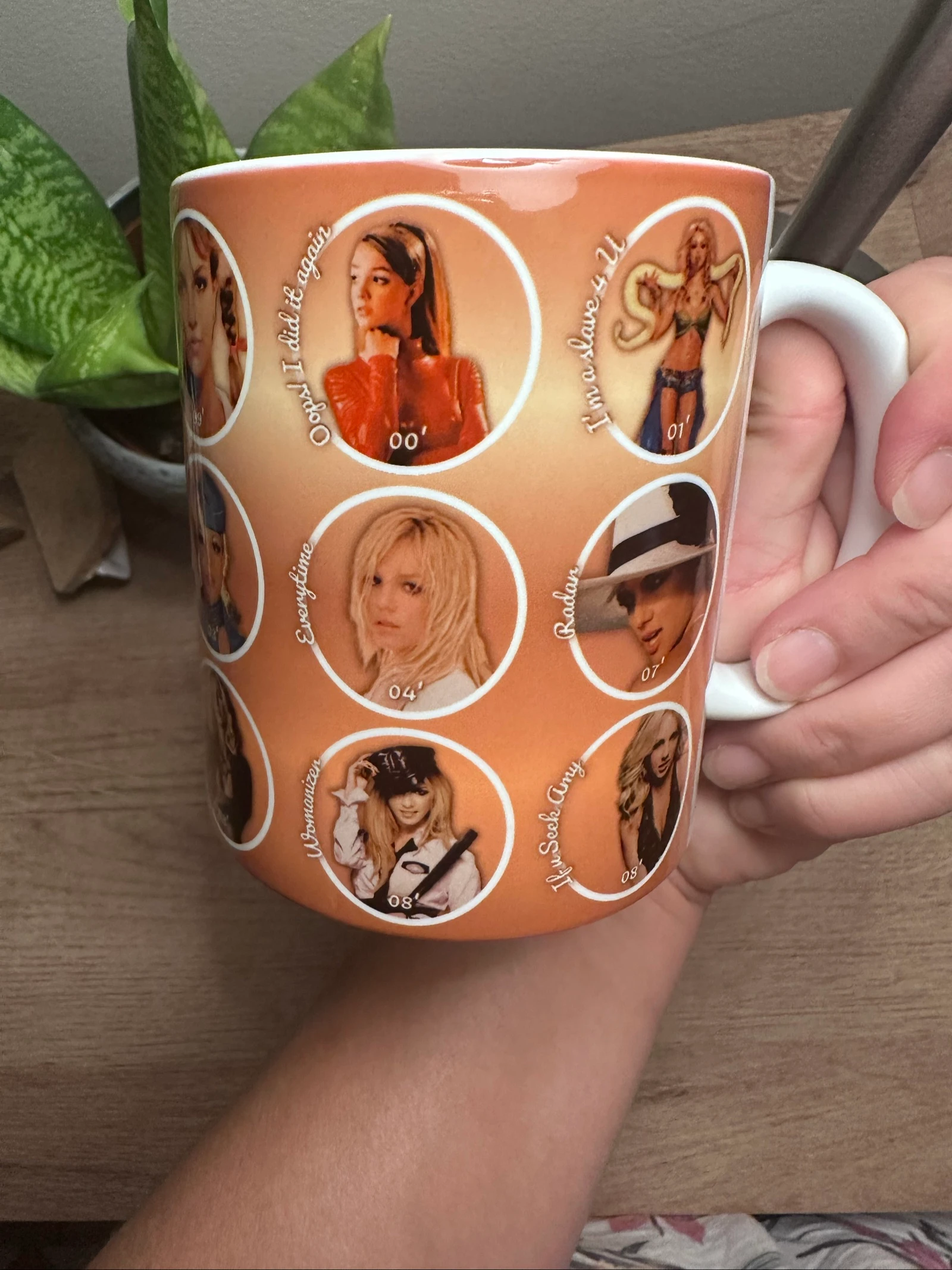Taza Britney Spears – Épocas / Videoclips Icónicos – photo 3